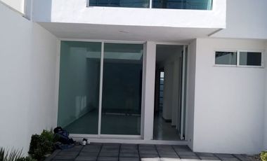 VENDO CASA SOLA COL. BOSQUES DE CUERNAVACA, CUERNAVACA