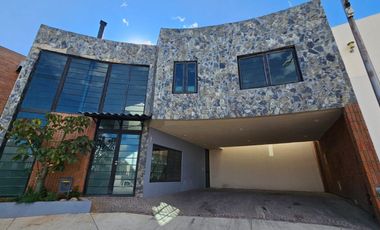 CASA EN RENTA VISTAS ALTOZANO