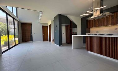 CASA NUEVA EN ESQUINA EN EL EDÉN RESIDENCIAL, JUNTO A ÁREAS VERDES, 4 HABITACIONES, ROOF GARDEN. ZONA BOSQUES DE SANTA ANITA.