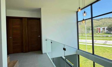 CASA NUEVA EN ESQUINA EN EL EDÉN RESIDENCIAL, JUNTO A ÁREAS VERDES, 4 HABITACIONES, ROOF GARDEN. ZONA BOSQUES DE SANTA ANITA.
