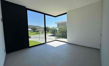CASA NUEVA EN ESQUINA EN EL EDÉN RESIDENCIAL, JUNTO A ÁREAS VERDES, 4 HABITACIONES, ROOF GARDEN. ZONA BOSQUES DE SANTA ANITA.
