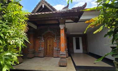 COMFORTABLE HOME IN PREMIUM LOCATION, 5BED 2.5BATH, LONG TERM RENT - JL GN PATAS, PADANG SAMBIAN KELOD