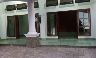 Disewakan Ruangan Depan Bagian Bawah Berikut Halaman