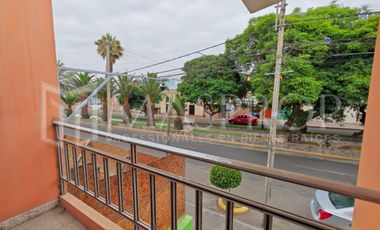 CASA DE DOS PISOS EN VENTA – AV. BOLOGNESI, URB. PESCASSEROLLI