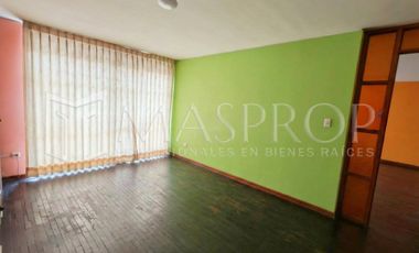 CASA DE DOS PISOS EN VENTA – AV. BOLOGNESI, URB. PESCASSEROLLI