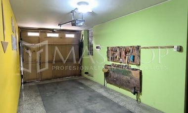 CASA DE DOS PISOS EN VENTA – AV. BOLOGNESI, URB. PESCASSEROLLI