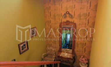 CASA DE DOS PISOS EN VENTA – AV. BOLOGNESI, URB. PESCASSEROLLI