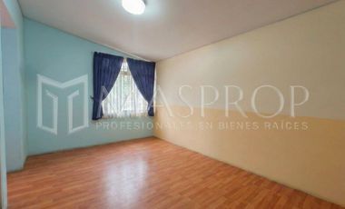 CASA DE DOS PISOS EN VENTA – AV. BOLOGNESI, URB. PESCASSEROLLI