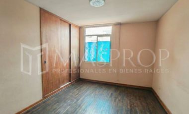 CASA DE DOS PISOS EN VENTA – AV. BOLOGNESI, URB. PESCASSEROLLI