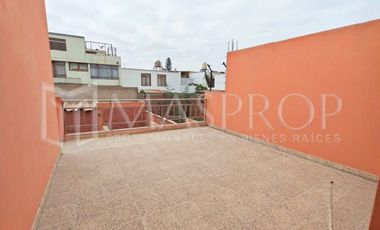 CASA DE DOS PISOS EN VENTA – AV. BOLOGNESI, URB. PESCASSEROLLI