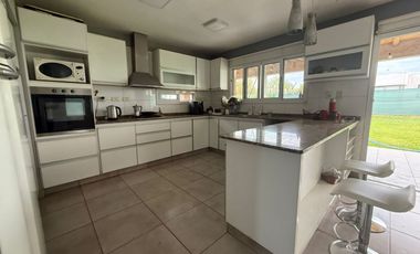 VÓRTICE INMOBILIARIA VENDE CASA EN B° PRIVADO PINARES DE FURLOTTI, MAIPÚ, MENDOZA