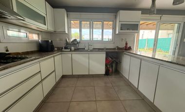 VÓRTICE INMOBILIARIA VENDE CASA EN B° PRIVADO PINARES DE FURLOTTI, MAIPÚ, MENDOZA