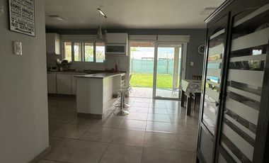 VÓRTICE INMOBILIARIA VENDE CASA EN B° PRIVADO PINARES DE FURLOTTI, MAIPÚ, MENDOZA
