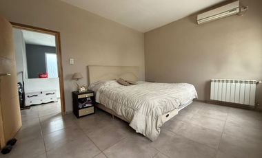 VÓRTICE INMOBILIARIA VENDE CASA EN B° PRIVADO PINARES DE FURLOTTI, MAIPÚ, MENDOZA