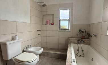 VÓRTICE INMOBILIARIA VENDE CASA EN B° PRIVADO PINARES DE FURLOTTI, MAIPÚ, MENDOZA