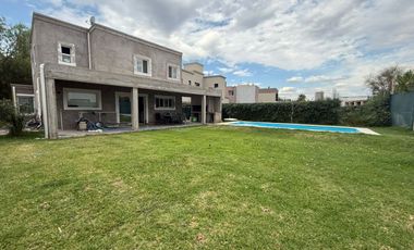VÓRTICE INMOBILIARIA VENDE CASA EN B° PRIVADO PINARES DE FURLOTTI, MAIPÚ, MENDOZA