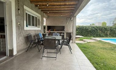 VÓRTICE INMOBILIARIA VENDE CASA EN B° PRIVADO PINARES DE FURLOTTI, MAIPÚ, MENDOZA