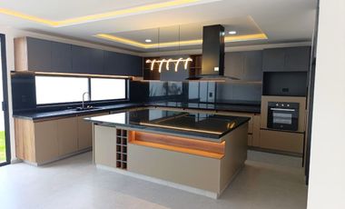 CASA EN RENTA EN LOMAS DE ANELÓPOLIS ZONA CASCATTA.