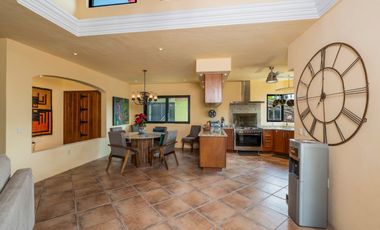 Impresionantes vistas desde esta preciosa casa en venta en Raquet club!