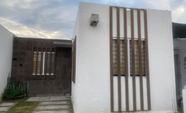 RENTA DE CASA AMUEBLADA  3 RECAMARAS EN HACIENDA VIÑEDOS  SALIDA LEON SILAO