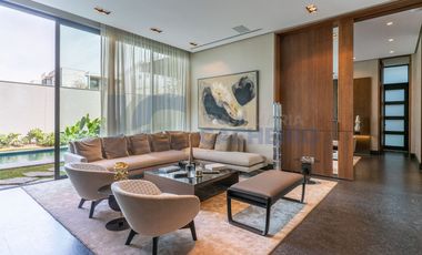 Residencia en Venta de Autor con Vista a La Huasteca · Cordillera