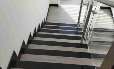 VENDO HERMOSA CASA EN FUSAGASUGA CAMBULOS DE TRES PLANTAS.