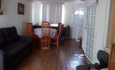 Recámara amueblada para dama en Valle Dorado