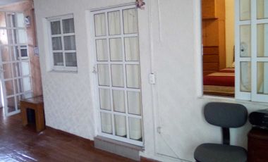 Recámara amueblada para dama en Valle Dorado