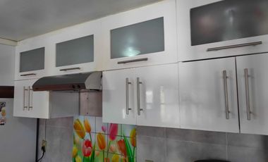 Recámara amueblada para dama en Valle Dorado