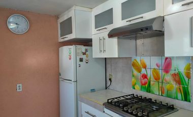 Recámara amueblada para dama en Valle Dorado