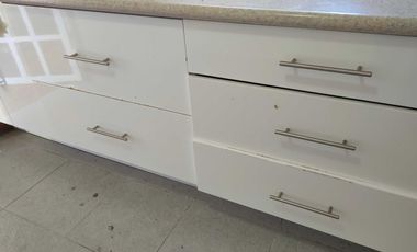 Recámara amueblada para dama en Valle Dorado