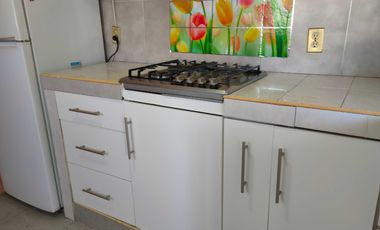 Recámara amueblada para dama en Valle Dorado