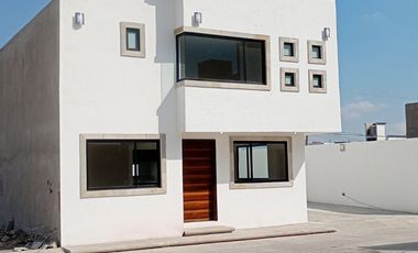 Casa en venta en Residencial Fresnos 4 recámaras - Cacalomacán