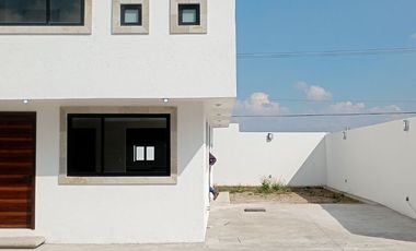 Casa en venta en Residencial Fresnos 4 recámaras - Cacalomacán
