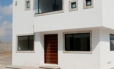 Casa en venta en Residencial Fresnos 4 recámaras - Cacalomacán