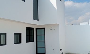 Casa en venta en Residencial Fresnos 4 recámaras - Cacalomacán