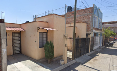 Casa en Venta en C. Calandrias, Loma Bonita, 47913 La Barca, Jal., México