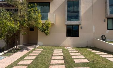 ESTRENA CASA EN PRIMER CUADRO DE ZIBATÁ