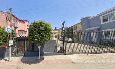 CASA EN FRACCIONAMIENTO EL VALLE EN TIJUANA B.C. !!!!!