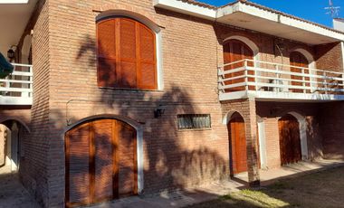 SE VENDE HERMOSA CASA -3 DORM, PISCINA Y DEP-CALLE ROQUE FUNES 1400, CBA.-