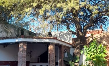 SE VENDE HERMOSA CASA -3 DORM, PISCINA Y DEP-CALLE ROQUE FUNES 1400, CBA.-