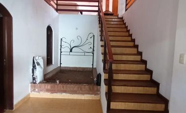 SE VENDE HERMOSA CASA -3 DORM, PISCINA Y DEP-CALLE ROQUE FUNES 1400, CBA.-
