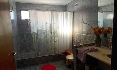 SE VENDE HERMOSA CASA -3 DORM, PISCINA Y DEP-CALLE ROQUE FUNES 1400, CBA.-