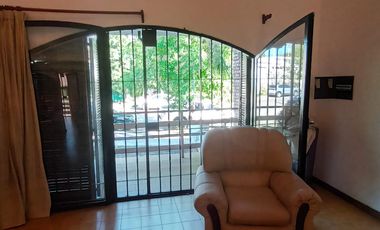 SE VENDE HERMOSA CASA -3 DORM, PISCINA Y DEP-CALLE ROQUE FUNES 1400, CBA.-