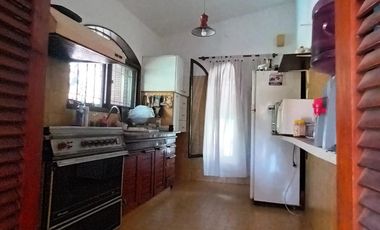 SE VENDE HERMOSA CASA -3 DORM, PISCINA Y DEP-CALLE ROQUE FUNES 1400, CBA.-