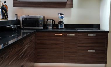 Suite amoblada de venta en Torres Colón, 1 parqueo, Norte de Guayaquil.