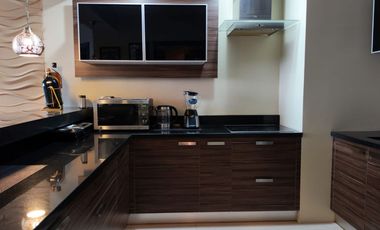 Suite amoblada de venta en Torres Colón, 1 parqueo, Norte de Guayaquil.