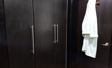 Suite amoblada de venta en Torres Colón, 1 parqueo, Norte de Guayaquil.