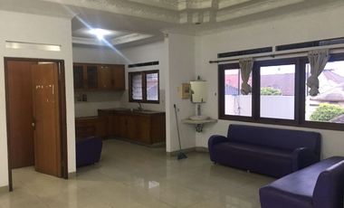 Disewa Rumah 3 Lantai Semi Furnished Siap Huni Lokasi di Batununggal Bandung