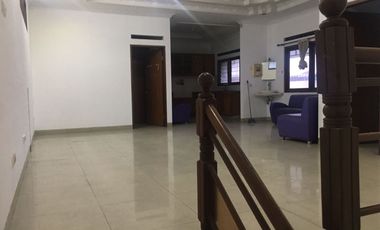 Disewa Rumah 3 Lantai Semi Furnished Siap Huni Lokasi di Batununggal Bandung